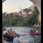 Turista skočio iznebuha sa Starog Mosta, besni Mostarci ga pretukli: Evo šta kaže policija (VIDEO)