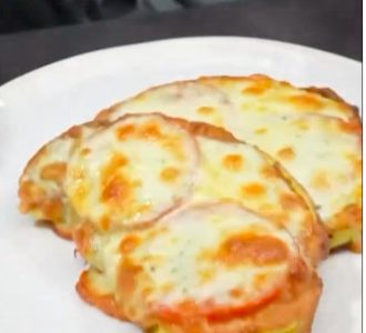 Pohovani karfiol sa mocarelom i paradajzom: Kaloričan način da zavolite ovo povrće (RECEPT+ VIDEO)