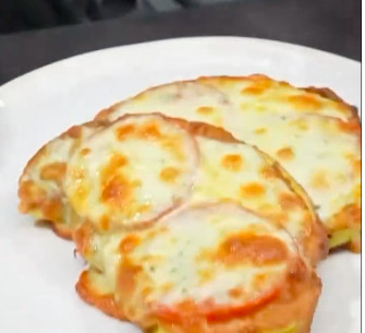Pohovani karfiol sa mocarelom i paradajzom: Kaloričan način da zavolite ovo povrće (RECEPT+ VIDEO)
