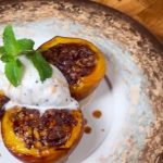 Breskve iz rerne, sa sladoledom i čokoladom: Za bolji ukus, tu je i mrvljeni keks (RECEPT+VIDEO)
