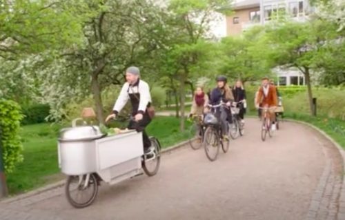 Kuvar na bicikli: Svako jutro nudi sveže pripremljene obroke (VIDEO)