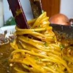 Sasvim drugačija pasta: Špagete sa karamelizovanim crnim i belim lukom (RECEPT+VIDEO)