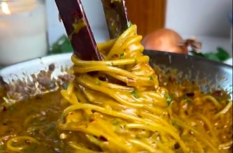 Sasvim drugačija pasta: Špagete sa karamelizovanim crnim i belim lukom (RECEPT+VIDEO)