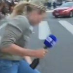 Reporterku pogodio gumeni metak u programu uživo: Pokazivala na policiju, usledio prasak i jauk (VIDEO)