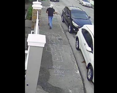 Ko se setio ovog eksperimenta?! Nacrtali su “školicu” na trotoaru: Prolaznici napravili šou (VIDEO)