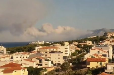Dramatično u Dalmaciji: “Požar se razbuktava i nemamo kontrolu, spašavamo kuću po kuću” (VIDEO)