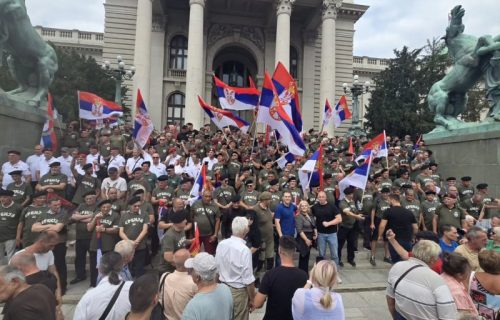 "Veterani! Junaci Srbije! Srećan Vidovdan!" Vučić podelio fotografiju ispred Skupštine, počeo program