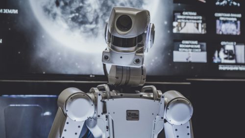 Prvi robot student na fakultetu umetnosti: Tretiraju ga kao i ostale studente, u učionici