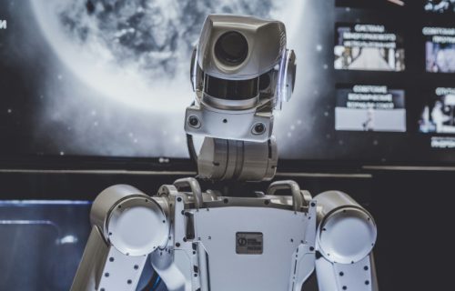 Prvi robot student na fakultetu umetnosti: Tretiraju ga kao i ostale studente, u učionici