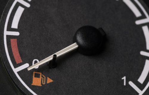 Koliko daleko automobil može da vozi na rezervi? Kad se upali žuta lampica odmah ga napunite do vrha, pa izračunajte