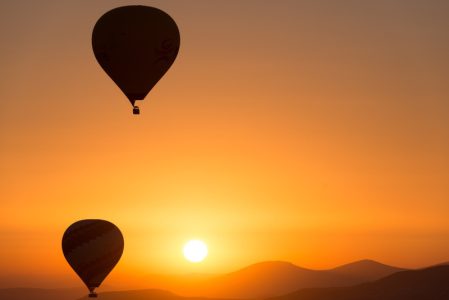 Tragedija: Srušio se turistički balon sa 21 putnikom, najmanje osam poginulih (UZNEMIRUJUĆ SNIMAK)