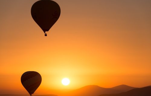 Tragedija: Srušio se turistički balon sa 21 putnikom, najmanje osam poginulih (UZNEMIRUJUĆ SNIMAK)