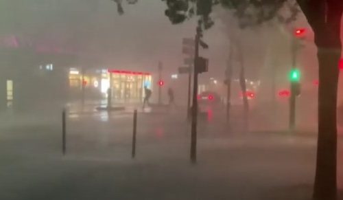 Dvoje mrtvih u snažnom nevremenu u Francuskoj, više od 10.000 ljudi bez struje