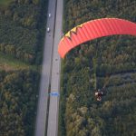 Drama kod Čačka: Paraglajderista aterirao na drvo, odmah su priskočile spasilačke ekipe