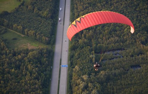 Drama kod Čačka: Paraglajderista aterirao na drvo, odmah su priskočile spasilačke ekipe
