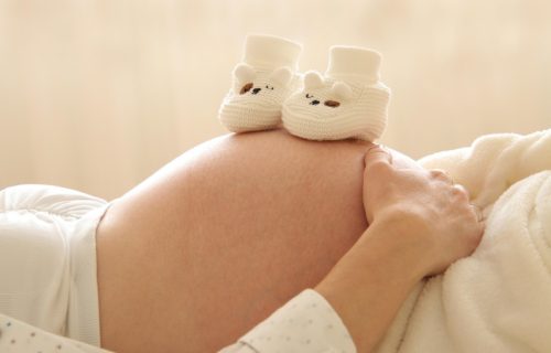 Šokantna vizija budućnosti: Umesto žene, roboti nose bebu devet meseci