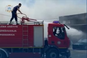 Veliki požar na Čukaričkoj padini: Crni dim kulja iz baraka