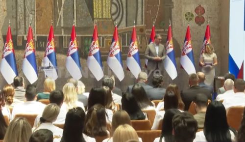Garantovana budućnost: Vučić uručio ugovore o radu najboljim diplomcima medicinskih fakulteta i škola