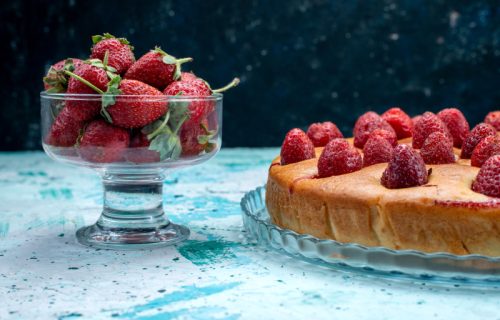 Lagana torta sa jagodama: Sa puno žute kreme i voća (RECEPT+VIDEO)