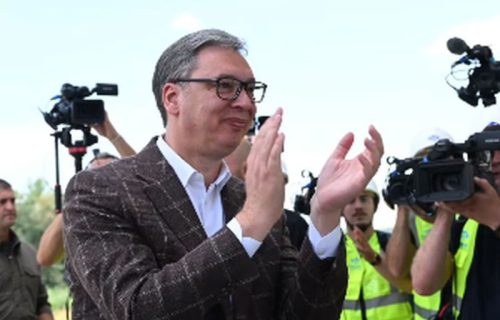 Vučić: "Zahvaljujući vašoj podršci, snazi i hrabrosti uspeli smo da nastavimo da gradimo zemlju" (FOTO)