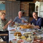 Vučić sa Tomislavom i Dragicom Nikolić u Bajčetini: "Prase je stiglo nešto kasnije" (FOTO)