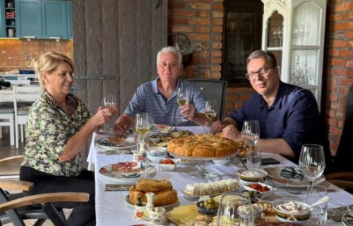 Vučić sa Tomislavom i Dragicom Nikolić u Bajčetini: "Prase je stiglo nešto kasnije" (FOTO)