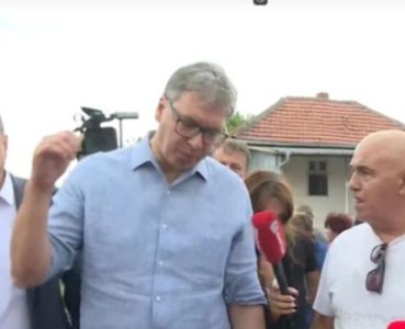 (UŽIVO) Vučić obilazi porodice koje su ostale bez domova: “Ne plači, vratiće se brže nego što mislite”