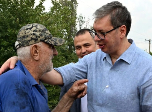 Vučić obišao porodice koje su ostale bez domova i obećao pomoć: “Odmah moramo ljudima da damo novac”