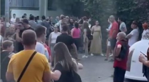 Incident u Novom Sadu: Blokaderi opkolili kuću Miloša Vučevića, gradonačelnik Mićin poziva na uzdržavanje od retorike mržnje (VIDEO)