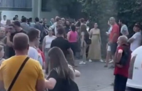 Incident u Novom Sadu: Blokaderi opkolili kuću Miloša Vučevića, gradonačelnik Mićin poziva na uzdržavanje od retorike mržnje (VIDEO)