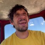 Vozi traktor, peva pesmu Radeta Jorovića i pomaže ocu i dedi: Bobi Marjanović oduševio videom iz rodnog kraja (VIDEO)