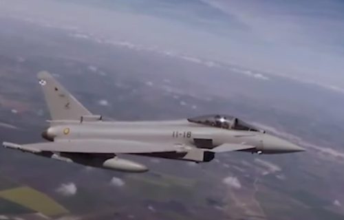 Jedna u milion fotografija: Sudar u vazduhu zapanjio društvene mreže, borbenom avionu pukao kokpit