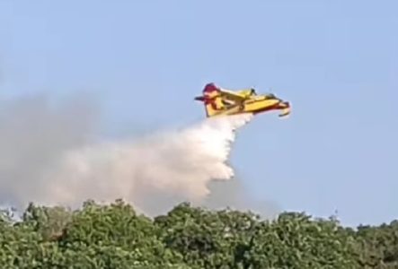 Gori kod Soluna, vatru gase 42 vatrogasca, 5 aviona i 2 helikoptera (VIDEO)