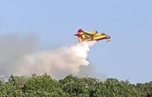 Gori kod Soluna, vatru gase 42 vatrogasca, 5 aviona i 2 helikoptera (VIDEO)