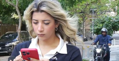 Danak neiskustvu: Pokušao da otme telefon novinarki pred uključenje u program, ona ga ismejala (VIDEO)