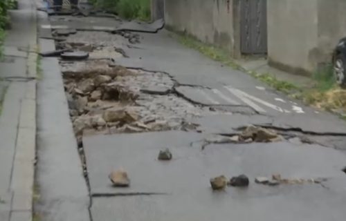 Nevreme odnelo asfalt sa ulice na Dušanovcu, ekipe su na terenu (FOTO)