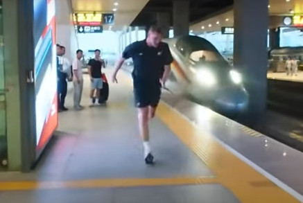 Nikola Jokić se trkao sa superbrzim vozom u Kini (VIDEO)
