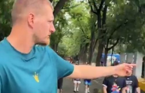 "Ovo je moj jezik! Jesi li video? Na ćirilici piše" Jokić se šokirao na ulici u Kini, morao je da zastane