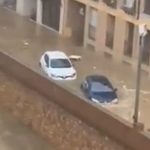 Strašne poplave u Španiji, Automobili pod vodom, avion morao da se vrati na pistu jer ga je oštetio grad