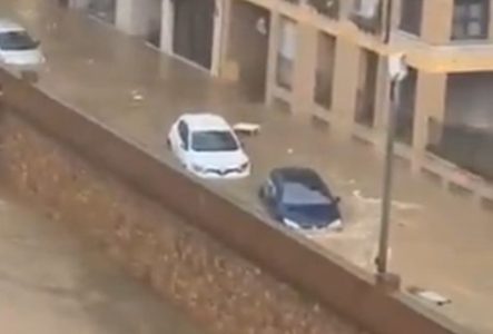 Strašne poplave u Španiji, Automobili pod vodom, avion morao da se vrati na pistu jer ga je oštetio grad