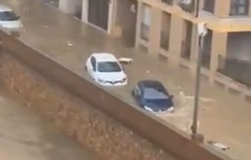Strašne poplave u Španiji, Automobili pod vodom, avion morao da se vrati na pistu jer ga je oštetio grad