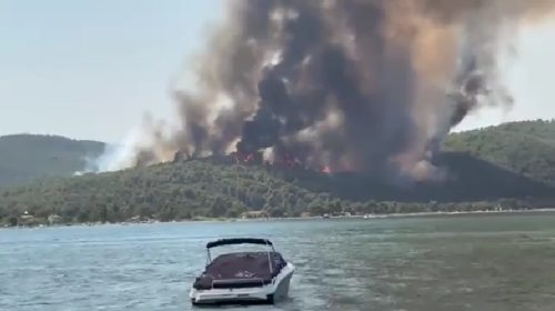 Požar besni na Sitoniji, evakuišu se i srpski turisti (VIDEO)