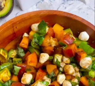 Letnja salata sa breskvom i avokadom: Probaj nešto drugačije (RECEPT+VIDEO)