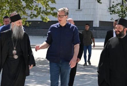 Vučić sa patrijarhom Porfirijem i Nikolajem Muhinom u Hramu Svetog Save: “Počastvovan sam” (FOTO)