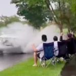 Oni nisu ljuti što ih automobili prskaju: Sede uz baru, pored puta, i traže još (VIDEO)