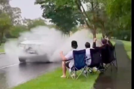 Oni nisu ljuti što ih automobili prskaju: Sede uz baru, pored puta, i traže još (VIDEO)