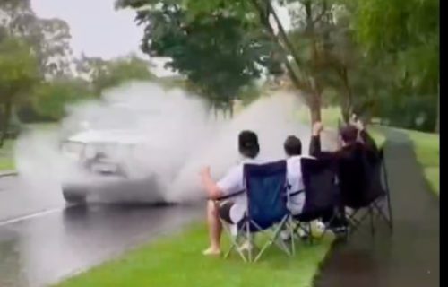 Oni nisu ljuti što ih automobili prskaju: Sede uz baru, pored puta, i traže još (VIDEO)