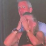 Posle snimka s ljubavnicom na koncertu grupe "Coldplay", izvršni direktor dao otkaz (VIDEO)