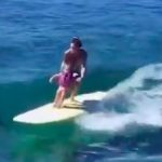 Surfovanje sa bebama: Zabava na talasima od najranijih meseci (VIDEO)