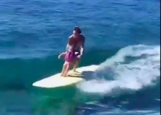 Surfovanje sa bebama: Zabava na talasima od najranijih meseci (VIDEO)